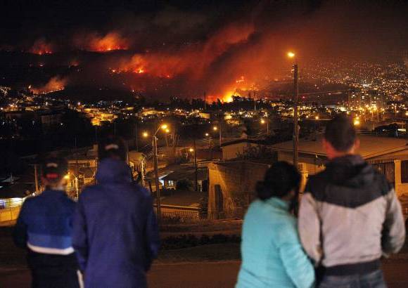 AP - El fuerte viento hizo que se propagara a zonas aleda&#241;as.