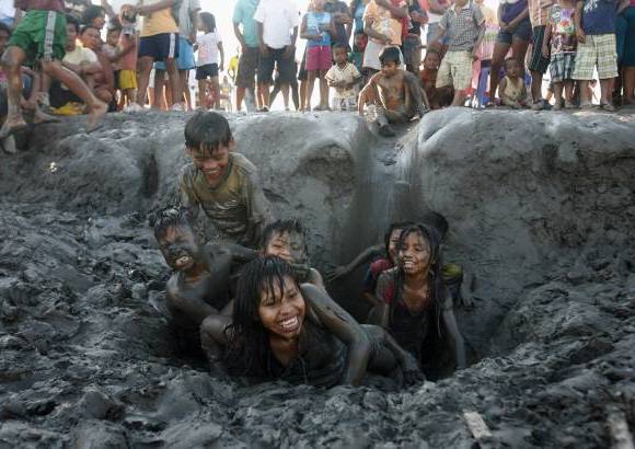Reuters - Durante la ceremonia, los más pequeños no dejaron de nadar en el río y en el lodo para aplacar el calor y continuaron sus juegos navegando sobre troncos que llaman topas.