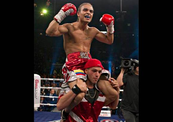 AP - Con la v&#237;ctoria, el nacido en el Valle del Cauca, se qued&#243; con el cinturon Inter-Continental de la Federaci&#243;n Internacional de Boxeo en el categoria superligeros.