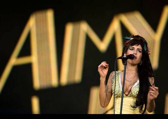 AP - La cantante brit&#225;nica Amy Winehouse, de 27 a&#241;os, fue encontrada muerta en su apartamento del norte de Londres.