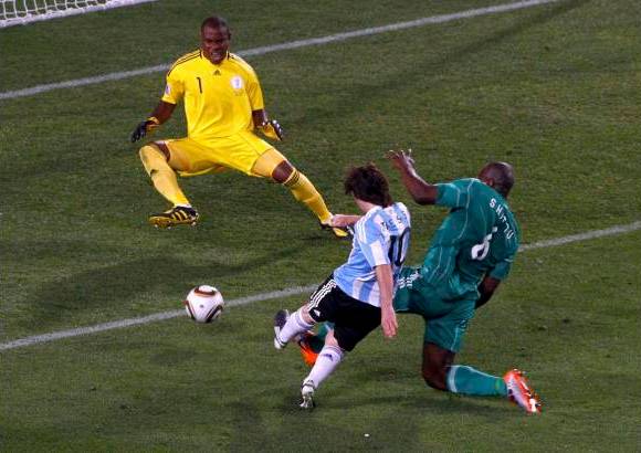 Reuters - Messi estuvo cerca otra vez a los 36, cuando tras una pared con Angel Di María volvió a exigir al arquero rival.