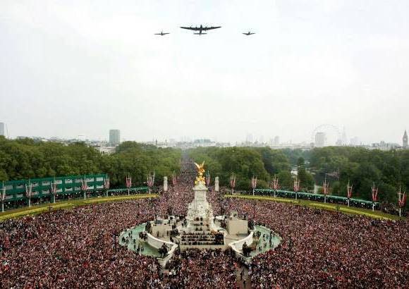 AP - El imponente vuelo rasante de siete aviones de la Real Fuerza A&#233;rea brit&#225;nica sobre el palacio de Buckingham fue el broche de oro del evento m&#225;s esperado del a&#241;o, en el que miles de personas, brit&#225;nicos como extranjeros, se echaron a las calles de Londres para arropar a los futuros reyes del Reino Unido.
