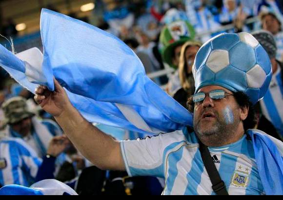 Reuters - Tercer encuentro de la primera fase del Mundial de Sudáfrica disputado en el estadio Peter Mokava de Polokwane ante unos 40.000 espectadores.