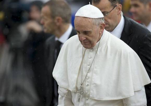 AP - Francisco elogió a la multitud por su "valor" al desafiar a la lluvia.