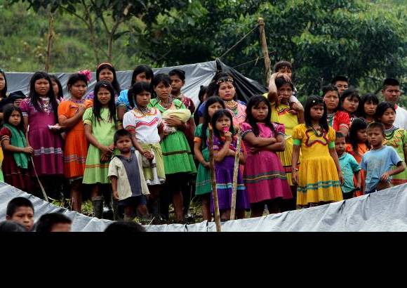 Jaime Pérez Munévar - Del árbol de la vida nacen los embera katíos. La madre tierra con su gran río Atrato los nutre en el Chocó. La selva, los animales y todo lo que ella esconde, en el día y en la noche, es el sustento de estos miles de indígenas que tienen allí sus resguardos.