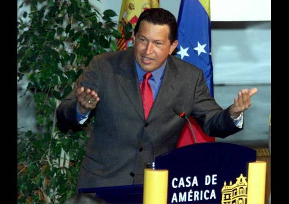 Reuters - En el a&#241;o 2000 se realizaron elecciones generales para &quot;relegitimar todos los poderes&quot;. Ch&#225;vez gan&#243;. As&#237; mismo en las elecciones parlamentarias celebradas en la misma fecha, su partido logr&#243; la mayor&#237;a de esca&#241;os en la nueva Asamblea de Venezuela.