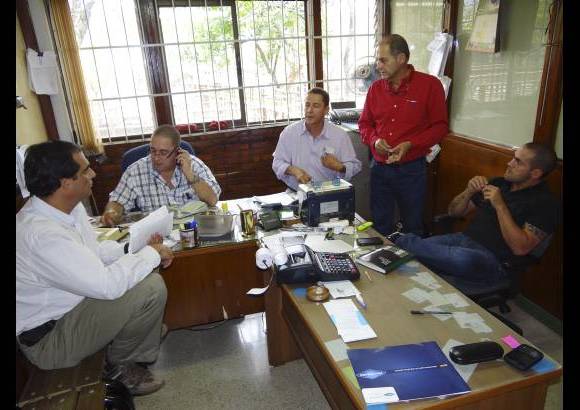 Foto Donaldo Zuluaga - Pasado el d&#237;a de feria, lleg&#243; la hora de que los comisionistas cobren facturas a los carniceros y consignen a sus clientes ganaderos.