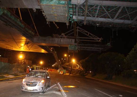 Julio C&#233;sar Herrera - Parte de la estructura impact&#243; sobre el parabrisa de un Chevrolet Spark que transitaba por el lugar.