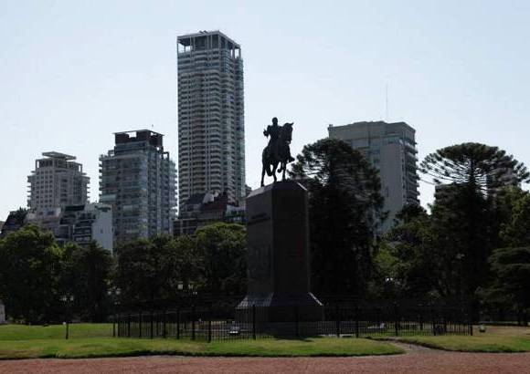 Diego Gonz&#225;lez - Buenos Aires es conocida tambi&#233;n como la Capital Federal. En ella se mezcla la historia con vanguardistas construcciones.