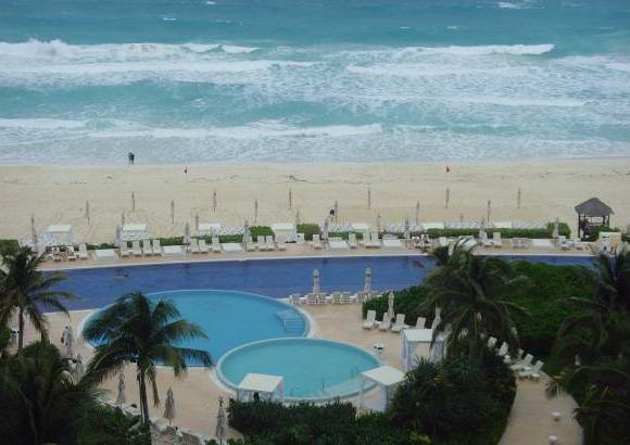 Liliana Vélez de Restrepo - Panorámica de los jardines y playa del hotel Live Aqua.
