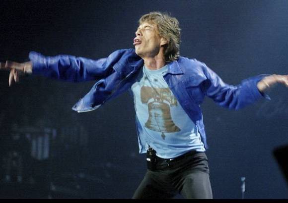 Reuters - Mick Jagger es la voz, la fuerza y la puesta en escena de la banda.