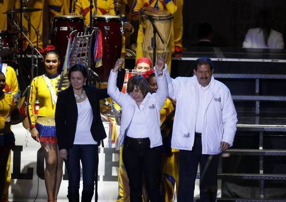 Colprensa - El vicepresidente electo, Angelino Garzón, acudió en compañía de su familia a celebrar el triunfo.