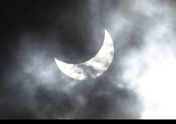 Foto Reuters - En embarcaciones que bamboleaban sobre la Gran Barrera de Coral hasta globos aerost&#225;ticos sobre bosques, pasando por colinas y playas, decenas de miles de personas como cient&#237;ficos, turistas y astr&#243;nomos aficionados observaron el eclipse total de Sol que oscureci&#243; el norte de Australia.