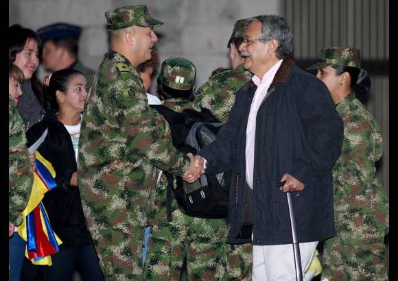 Colprensa - El facilitador del Gobierno para la liberación de secuestrados de las Farc, Eduardo Pizarro Leongómez, también recibió a los recién liberados.