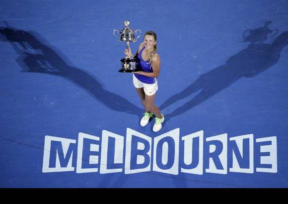 Reuters - En un ag&#243;nico octavo juego, que se prolong&#243; durante casi nueve minutos, Azarenka logr&#243; su segunda rotura y sentenci&#243; la primera manga a continuaci&#243;n con su saque.