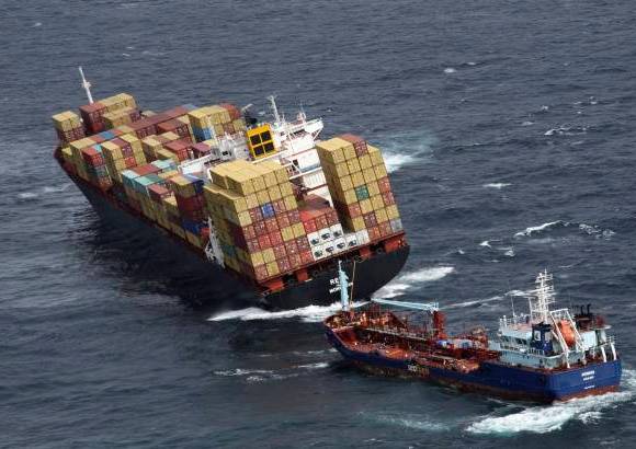 AP - Algunos desperfectos en las tuber&#237;as del Rena han permitido que el combustible llegue al mar, informaron fuentes oficiales.