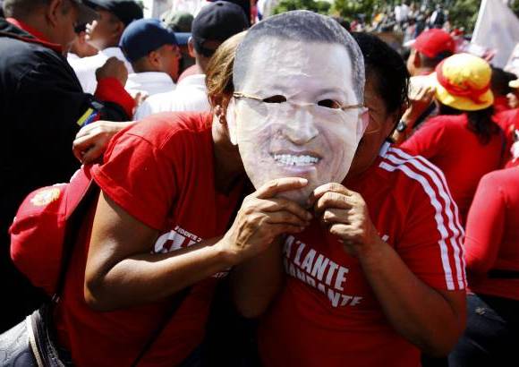 reuters - La posibilidad de nuevos comicios en lo inmediato para suplir la eventual ausencia absoluta de Chávez se alejó después de que el Tribunal Supremo de Justicia (TSJ) dijo el miércoles que la posesión se puede demorar indefinidamente.