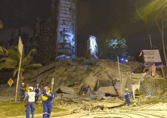Foto: Edwin Bustamante - La torre seis de la unidad residencial Space se derrumb&#243; este s&#225;bado en la noche. El edificio de 14 pisos est&#225; ubicado en la carrera 24D con calle 10E, Loma del Padre Marianito.