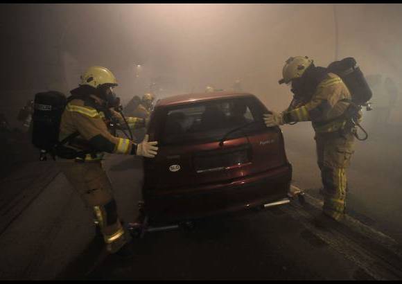 RE - Los bomberos quitan un coche destrozado en un ejercicio en el t&#250;nel Karavanken cerca Jesenice, Eslovenia. Durante el ejercicio, los bomberos, la polic&#237;a y el personal m&#233;dico resuelven un simulacro de accidente en el importante t&#250;nel.