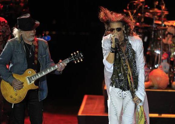 RE - Steven Tyler y Brad Whitford cantan en Uruguay.