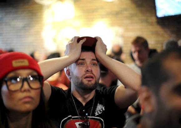 AP - Los fan&#225;ticos de los 49ers no pod&#237;an creer que su equipo cayera por primera vez en una final de la NFL.
