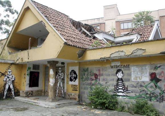 Jaime P&#233;rez - Esta es la vivienda que figura a nombre del exportero Ren&#233; Higuita. El predio, que se encuentra en proceso de extinci&#243;n de dominio, est&#225; abandonado desde hace varios a&#241;os. Esto se ha convertido en un problema permanente para los vecinos.