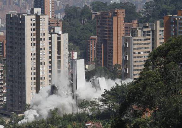 Edwin Bustamante - Atila Demoliciones, empresa colombiana, fue la empresa encargada de la implosi&#243;n.