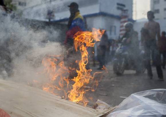 Federico Ríos Escobar - El candidato presidencial opositor venezolano, Henrique Capriles, rechazó el que calificó como el acto "ilegítimo" de proclamación del presidente electo, Nicolás Maduro, y pidió a sus seguidores iniciar "en paz" distintas protestas callejeras por todo el país.