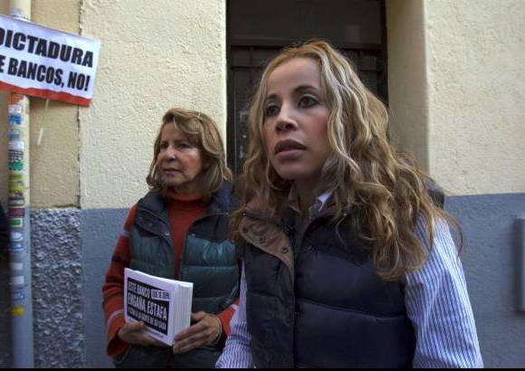 Reuters - Yeimi Pérez es una colombiana que también tiene nacionalidad española, desde hace años vive en Madrid y trabaja como asistente en una tienda de una estación de gasolina.