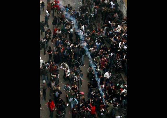Reuters - En los alrededores de la plaza Tahrir, miles de manifestantes respondieron con piedras a los gases lacrim&#243;genos, balines y pelotas de goma que disparaban los agentes de seguridad.