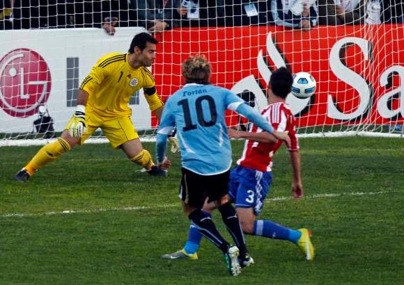 AP - Diego Forlán amplió el marcador en el minuto 42 y también anotó en el 89.