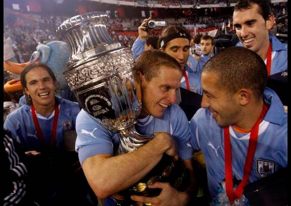 Reuters - Uruguay había arrancado con un empate 1-1 ante Perú con gol Suárez y con sendas dianas de Alvaro Pereira cosechó otro 1-1 con Chile y sumó su primer triunfo 1-0 ante México.