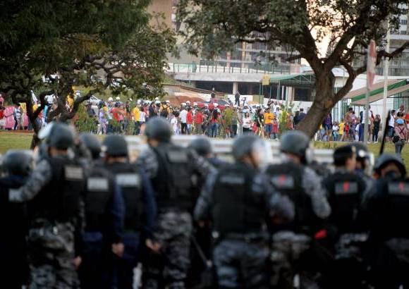 AFP - La polic&#237;a lanz&#243; gases lacrim&#243;genos el martes para contener a manifestantes contra el Mundial que intentaron llegar hacia el estadio de Brasilia, donde se exhib&#237;a el martes la Copa que se adjudicar&#225; el ganador del torneo que termina el 13 de julio.