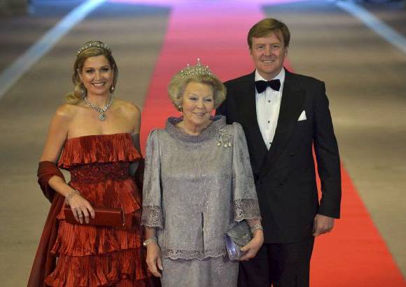 Reuters - Llegan a la cena los anfitriones, la reina Beatriz, su hijo el pr&#237;ncipe Guillermo y la princesa Maxima Zorreguieta. Este martes ser&#225; la ceremonia de investidura del nuevo rey.