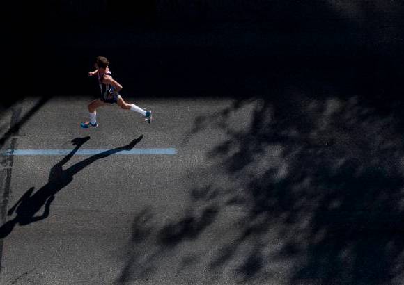 AP - Tercera el año pasado, Keitany, que en abril ganó en Londres con 2h19:19, se marchó sola desde los primeros kilómetros y abrió una gran ventaja sobre sus adversarias.