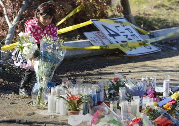 Reuters - Sus fans y amigos le llevaron flores y velas a su &#250;ltima morada.