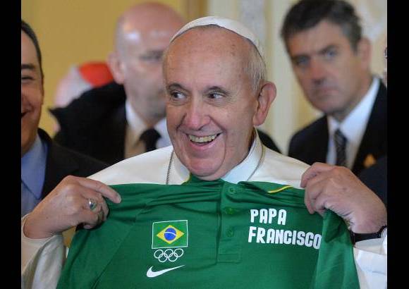 AP - El Papa Francisco sostiene una camiseta olímpica con su nombre, el sumo pontífice bendijo la bandera olímpica en su visita a Brasil.
