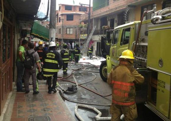 Foto Esteban Vanegas - El cuerpo de Bomberos que lleg&#243; r&#225;pidamente al lugar, necesit&#243; 28 voluntarios, 4 m&#225;quinas y una ambulancia para atender este grave episodio que se prolong&#243; por m&#225;s de una hora.