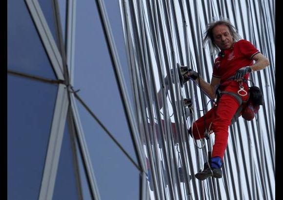 - El hombre ara&#241;a escal&#243; el edificio como parte de la celebraci&#243;n de aniversario de una cadena local de televisi&#243;n.