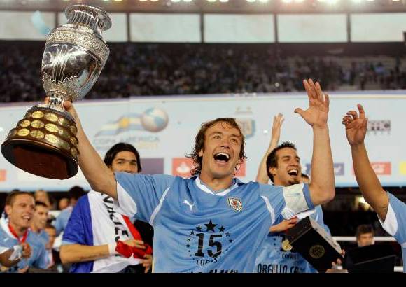 Reuters - Diego Lugano, el capitán Celeste, con el trofeo que los acredita como los nuevos reyes de América.