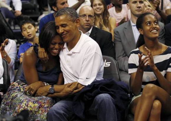 Reuters - Tras el Kiss Cam, el presidente se vio bastante cari&#241;oso con su esposa Michelle.