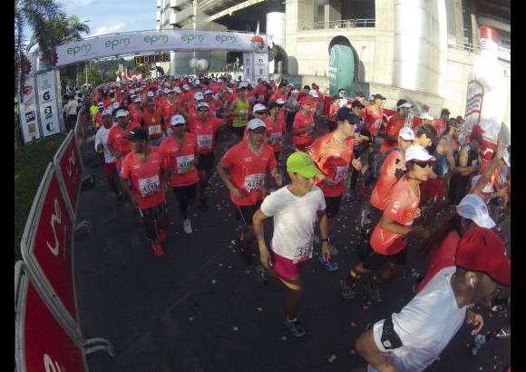 Esteban Jaramillo y Sebastián Salazar - Más de 10 mil competidores se dieron cita en esta histórica cita deportiva que se corría en las modalidades de 5, 10, 21 y 42 kilómetros.