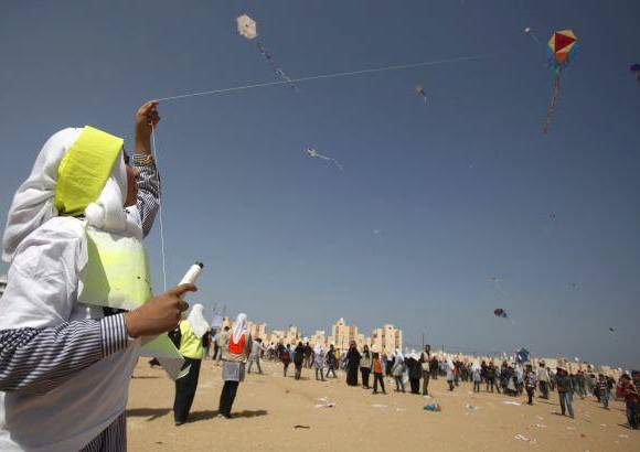 Reuters - Una ni&#241;a palestina vol&#243; una cometa para mostrar su solidaridad con los japoneses, en Khan Younis, al sur de la Franja de Gaza.