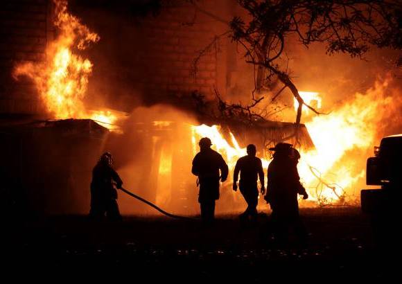 Donaldo Zuluaga - Entre llamas los bomberos se jugaron sus vidas para controlar la emergencia.