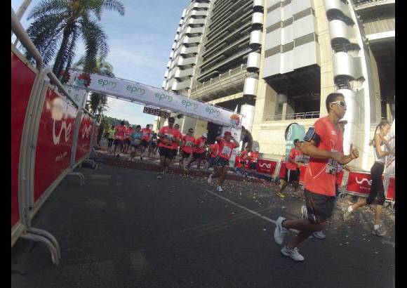 Esteban Jaramillo y Sebastián Salazar - Más de 10 mil competidores se dieron cita en esta histórica cita deportiva que se corría en las modalidades de 5, 10, 21 y 42 kilómetros.