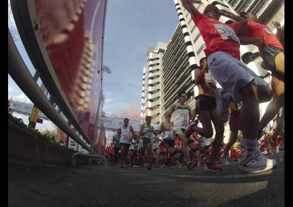 Esteban Jaramillo y Sebastián Salazar - Más de 10 mil competidores se dieron cita en esta histórica cita deportiva que se corría en las modalidades de 5, 10, 21 y 42 kilómetros.