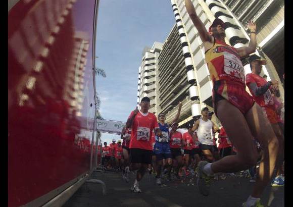 Esteban Jaramillo y Sebastián Salazar - Más de 10 mil competidores se dieron cita en esta histórica cita deportiva que se corría en las modalidades de 5, 10, 21 y 42 kilómetros.