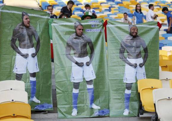 Reuters - En las tribunas se caricaturiz&#243; la curiosa celebraci&#243;n de Mario Balotelli en los goles que le anot&#243; a Alemania en las semifinales.