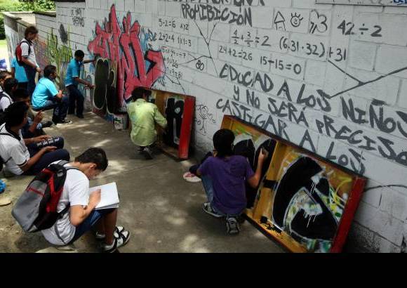 Julio C&#233;sar Herrera - La Escuela de Grafiti Comuna 5 adelanta actividades con los j&#243;venes del sector. Ellos le apuestan a una expresi&#243;n m&#225;s art&#237;stica.