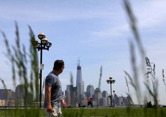 Reuters - Los operarios de la Autoridad Portuaria de Nueva York y Nueva Jersey instalaron la antena con forma de espiral que eleva la altura del imponente edificio hasta 1.776 pies (541 metros).